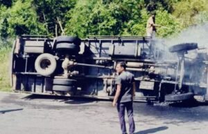 ಸುಳ್ಯ: ಚಾಲಕನ ನಿಯಂತ್ರಣ ತಪ್ಪಿ ರಸ್ತೆಗೆ ಪಲ್ಟಿಯಾಗಿ ಬಿದ್ದ ಲಾರಿಯಲ್ಲಿ ಬೆಂಕಿ…!!