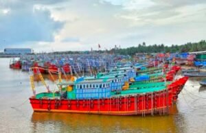 ಬೋಟ್ನಲ್ಲಿ ಮೀನು ಖಾಲಿ ಮಾಡುವಾಗ ಆಯತಪ್ಪಿ ನೀರಿಗೆ ಬಿದ್ದು ಮೀನುಗಾರ ಮೃತ್ಯು….!!