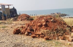 ಬೈಂದೂರು: ಮರವಂತೆ ಬೀಚಿನಲ್ಲಿ ಅಕ್ರಮವಾಗಿ ಕೆಂಪು ಮಣ್ಣು ತುಂಬಿಸಿ : ಜಿಲ್ಲಾಧಿಕಾರಿಗಳ ಆದೇಶ ಗಾಳಿಗೆ ತೂರಿದ ಗೂಡ ಅಂಗಡಿ ಮಾಲೀಕರು…!!