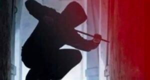 ಪೊಲೀಸರ ಸೋಗಿನಲ್ಲಿ ಮನೆಗೆ ನುಗ್ಗಿ 20 ಲಕ್ಷ ನಗದು, ಅರ್ಧ ಕೆಜಿ ಚಿನ್ನ ದೋಚಿ ಪರಾರಿ…!!