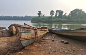 ಬ್ರಹ್ಮಾವರ : ಸ್ವರ್ಣ ನದಿಯಲ್ಲಿ ಅಕ್ರಮ ಮರಳುಗಾರಿಕೆ : ಪೊಲೀಸರಿಂದ 17 ದೋಣಿಗಳು ವಶಕ್ಕೆ…!!