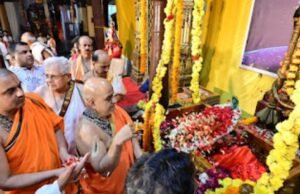 ಉಡುಪಿ ಶ್ರೀ ಕೃಷ್ಣನಿಗೆ ಚಿನ್ನದ ಭಗವದ್ಗೀತೆ ಅರ್ಪಣೆ…!!