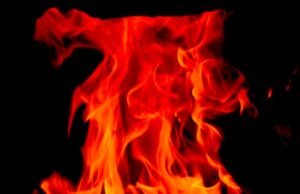 ಮಹಿಳೆಯೊಬ್ಬರು ದೇವರಿಗೆ ದೀಪ ಹಚ್ಚುವ ಸಮಯದಲ್ಲಿ ಆಕಸ್ಮಿಕವಾಗಿ ದೀಪದ ಬೆಂಕಿ ನೈಟಿಗೆ ತಗುಲಿ ಮೃತ್ಯು…!!