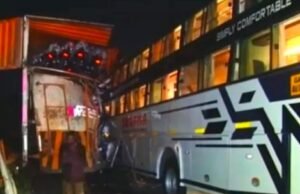 ಬಸ್ ಕಂಟೇನರ್ ಲಾರಿಗೆ ಢಿಕ್ಕಿ : ಓರ್ವ ಸಾವು : 11 ಮಂದಿ ಗಾಯ…!!