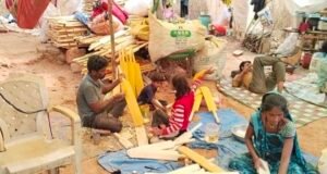 ಕುಂದಾಪುರ: ಪರವೂರಿಂದ ಬಂದು ತಲ್ಲೂರಿನಲ್ಲಿ ಬದುಕು ಕಟ್ಟಿಕೊಂಡ ಶ್ರಮಜೀವಿಗಳು : ಮಕ್ಕಳ ಆಟದ ಬ್ಯಾಟ್ನ ಹಿಂದೆ ಇದೆ ದೊಡ್ಡ ಸಾಹಸ..!