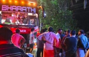 ಮಹಿಳೆ ಸೇರಿ ಮೂವರು ಪ್ರಯಾಣಿಕರನ್ನು ಬಿಟ್ಟು ಹೊರಟ ಖಾಸಗಿ ಬಸ್ : ಉದ್ವಿಗ್ನ ಪರಿಸ್ಥಿತಿ…!!