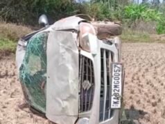 ರಸ್ತೆ ಬದಿಯ ಗದ್ದೆಗೆ ಉರುಳಿ ಬಿದ್ದ ಕಾರು…!!