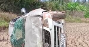 ರಸ್ತೆ ಬದಿಯ ಗದ್ದೆಗೆ ಉರುಳಿ ಬಿದ್ದ ಕಾರು…!!