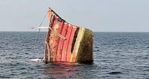 ಸಮುದ್ರದಲ್ಲಿ ಮೀನುಗಾರಿಕಾ ಬೋಟ್ ಮುಳುಗಡೆ : ಐವರು ಮೀನುಗಾರರ ರಕ್ಷಣೆ…!!