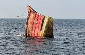 ಸಮುದ್ರದಲ್ಲಿ ಮೀನುಗಾರಿಕಾ ಬೋಟ್ ಮುಳುಗಡೆ : ಐವರು ಮೀನುಗಾರರ ರಕ್ಷಣೆ…!!