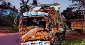 ಪುತ್ತೂರು: ಚಾಲಕನ ನಿಯಂತ್ರಣ ತಪ್ಪಿ ಲಾರಿ ಪಲ್ಟಿ : ವಿದ್ಯುತ್ ಕಂಬಕ್ಕೆ ಹಾನಿ…!!