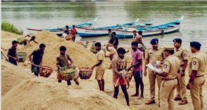 ಕುಂದಾಪುರ : ವಾರಾಹಿ ನದಿಯಲ್ಲಿ ಅಕ್ರಮ ಮರಳುಗಾರಿಕೆ : ದೇವಾನಂದ ಶೆಟ್ಟಿ ಸೇರಿ 22 ಮಂದಿ ವಿರುದ್ದ ಪ್ರಕರಣ ದಾಖಲು…!!