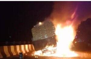 ಬೈಂದೂರು: ರಾಷ್ಟ್ರೀಯ ಹೆದ್ದಾರಿ-66ರ ಸೇತುವೆ ಮೇಲೆ ಲಾರಿ ಬೆಂಕಿಗಾಹುತಿ…!!