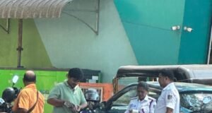 ಕುಂದಾಪುರ : ಸಂಚಾರಿ ಪೊಲೀಸ್ ಠಾಣೆ ಲೇಡಿ ಸಿಂಗಂ ಸುಧಾ ಪ್ರಭು ಅವರಿಂದ ಅಡ್ಡಾದಿಡ್ಡಿ ವಾಹನ ನಿಲ್ಲಿಸಿದವರಿಗೆ ಹಾಗೂ ಸಂಚಾರ ಉಲ್ಲಂಘನೆ ಮಾಡಿದವರಿಗೆ ಬಿತ್ತು ದಂಡ..!