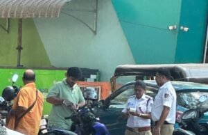 ಕುಂದಾಪುರ : ಸಂಚಾರಿ ಪೊಲೀಸ್ ಠಾಣೆ ಲೇಡಿ ಸಿಂಗಂ ಸುಧಾ ಪ್ರಭು ಅವರಿಂದ ಅಡ್ಡಾದಿಡ್ಡಿ ವಾಹನ ನಿಲ್ಲಿಸಿದವರಿಗೆ ಹಾಗೂ ಸಂಚಾರ ಉಲ್ಲಂಘನೆ ಮಾಡಿದವರಿಗೆ ಬಿತ್ತು ದಂಡ..!