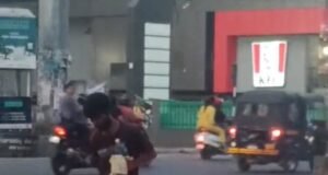 ಕಲ್ಸಂಕ ವೃತ್ತದ ಬಳಿ ಪೆಟ್ರೋಲ್ ಸುರಿದು ಬೆಂಕಿ ಹಚ್ಚಿಕೊಂಡ ಯುವಕ : ಪೊಲೀಸರು, ನಿತ್ಯಾನಂದ ಒಳಕಾಡುರವರಿಂದ ಯುವಕನ ರಕ್ಷಣೆ…!!