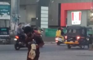 ಕಲ್ಸಂಕ ವೃತ್ತದ ಬಳಿ ಪೆಟ್ರೋಲ್ ಸುರಿದು ಬೆಂಕಿ ಹಚ್ಚಿಕೊಂಡ ಯುವಕ : ಪೊಲೀಸರು, ನಿತ್ಯಾನಂದ ಒಳಕಾಡುರವರಿಂದ ಯುವಕನ ರಕ್ಷಣೆ…!!