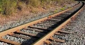 ಯುವಕನೋರ್ವ ಚಲಿಸುತ್ತಿದ ರೈಲಿನಿಂದ ಆಯ ತಪ್ಪಿ ಟ್ರಾಕ್ ಗೆ ಬಿದ್ದು ಸಾವು…!!