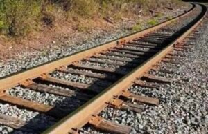 ಯುವಕನೋರ್ವ ಚಲಿಸುತ್ತಿದ ರೈಲಿನಿಂದ ಆಯ ತಪ್ಪಿ ಟ್ರಾಕ್ ಗೆ ಬಿದ್ದು ಸಾವು…!!