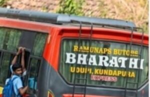 ಉಡುಪಿ: ಖಾಸಗಿ ಬಸ್ನ ಪುಟ್ಬೋರ್ಡ್ನಲ್ಲಿ ವಿದ್ಯಾರ್ಥಿಗಳ ಅಪಾಯಕಾರಿ ಪ್ರಯಾಣ…!!