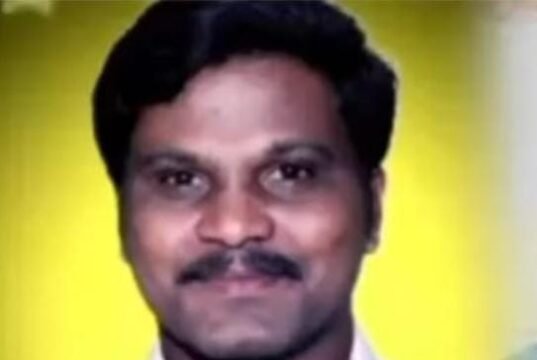 ಪಾಠ ಮಾಡುತ್ತಿದ್ದಾಗಲೇ ಹೃದಯಾಘಾತ : ವಿದ್ಯಾರ್ಥಿಗಳ ಎದುರೇ ಮುಖ್ಯ ಶಿಕ್ಷಕ ಸಾವು…!!