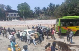 ಉಡುಪಿ : ಸಂತಕಟ್ಟೆ ಬಳಿ ಕಾರು–ಬಸ್ ಭೀಕರ ಢಿಕ್ಕಿ : ಕಾರಿನಲ್ಲಿದ್ದವರಿಗೆ ಗಂಭೀರ ಗಾಯ…!!