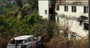 ಮಂಗಳೂರು : ಚಾಲಕನ ನಿಯಂತ್ರಣ ತಪ್ಪಿ ಗೋಡೆಗೆ ಗುದ್ದಿದ ಕಾರು…!!