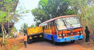 ವಿಟ್ಲ: ಬಸ್ ಹಾಗೂ ಟಿಪ್ಪರ್ ನಡುವೆ ಅಪಘಾತ : ಚಾಲಕರ ನಡುವೆ ಹೊಡೆದಾಟ…!!