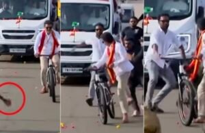 ಹೊವಿನ ಮಾಲೆ ಎಸೆದ ಅಭಿಮಾನಿ : “ಬಾಂಬ್” ಎಂದು ಭಾವಿಸಿ ಗಾಬರಿಗೊಂಡ ವಿಜಯ್…!!