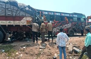 ಕುಂದಾಪುರ: ನಿಂತ ಲಾರಿಗಳಿಗೆ ಬಸ್ ಢಿಕ್ಕಿ : ಎರಡು ಸಾವು : ಹಲವರಿಗೆ ಗಾಯ…!!