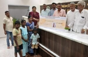 ಮಂಗಳೂರು: ಕಂಬ ಬಿದ್ದು ಮೃತಪಟ್ಟ ಮೀನುಗಾರನ ಕುಟುಂಬಕ್ಕೆ ಧನಸಹಾಯ ಹಸ್ತಾಂತರ…!!