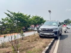 ಕಟಪಾಡಿ : ಚಾಲಕನ ನಿಯಂತ್ರಣ ಕಳೆದುಕೊಂಡು ಡಿವೈಡರ್ ಮೇಲೇರಿ ನಿಂತ ಕಾರು : ಪ್ರಯಾಣಿಕರು ಅಪಾಯದಿಂದ ಪಾರು