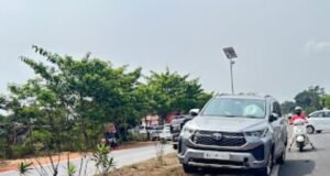 ಕಟಪಾಡಿ : ಚಾಲಕನ ನಿಯಂತ್ರಣ ಕಳೆದುಕೊಂಡು ಡಿವೈಡರ್ ಮೇಲೇರಿ ನಿಂತ ಕಾರು : ಪ್ರಯಾಣಿಕರು ಅಪಾಯದಿಂದ ಪಾರು…!!