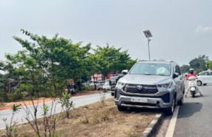 ಕಟಪಾಡಿ : ಚಾಲಕನ ನಿಯಂತ್ರಣ ಕಳೆದುಕೊಂಡು ಡಿವೈಡರ್ ಮೇಲೇರಿ ನಿಂತ ಕಾರು : ಪ್ರಯಾಣಿಕರು ಅಪಾಯದಿಂದ ಪಾರು…!!