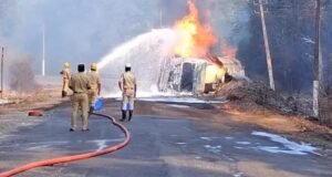 ಚಾಲಕನ ನಿಯಂತ್ರಣ ತಪ್ಪಿ ಪಲ್ಟಿಯಾಗಿ ಹೊತ್ತಿ ಉರಿದ ಎಥನಾಲ್ ತುಂಬಿದ್ದ ಟ್ಯಾಂಕರ್