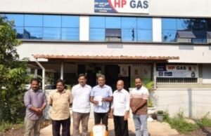 ಗ್ಯಾಸ್ ಪೂರೈಕೆ ವ್ಯತ್ಯಯ: ಸಾಲಿಗ್ರಾಮ ಶ್ರೀನಿಧಿ ಎಂಟರ್ಪ್ರೈಸಸ್ ಮುಂದೆ ಖಾಲಿ ಗ್ಯಾಸ್ ಸಿಲಿಂಡರ್ ಇಟ್ಟು ಸಾರ್ವಜನಿಕರಿಂದ ಸಾಂಕೇತಿಕ ಪ್ರತಿಭಟನೆ