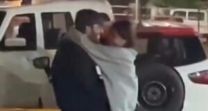 ಮಣಿಪಾಲದಲ್ಲಿ ನಡು ರಸ್ತೆಯಲ್ಲೇ ಜೋಡಿಗಳ ರೋಮ್ಯಾನ್ಸ್ : ಜೋಡಿಯನ್ನು ತರಾಟೆಗೆ ತೆಗೆದು ಕಳಿಸಿದ ಸಾರ್ವಜನಿಕರು – ವಿಡಿಯೋ ವೈರಲ್..!