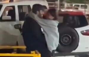 ಮಣಿಪಾಲದಲ್ಲಿ ನಡು ರಸ್ತೆಯಲ್ಲೇ ಜೋಡಿಗಳ ರೋಮ್ಯಾನ್ಸ್ : ಜೋಡಿಯನ್ನು ತರಾಟೆಗೆ ತೆಗೆದು ಕಳಿಸಿದ ಸಾರ್ವಜನಿಕರು – ವಿಡಿಯೋ ವೈರಲ್..!