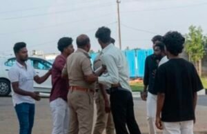 ಚಿಕ್ಕಬಳ್ಳಾಪುರ : ಕಾಲೇಜು ವಿದ್ಯಾರ್ಥಿಗಳಿಂದ ಪೊಲೀಸರ ಮೇಲೆ ಹಲ್ಲೆ…!!