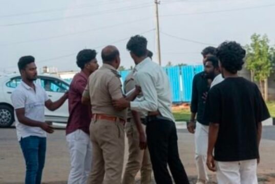 ಚಿಕ್ಕಬಳ್ಳಾಪುರ : ಕಾಲೇಜು ವಿದ್ಯಾರ್ಥಿಗಳಿಂದ ಪೊಲೀಸರ ಮೇಲೆ ಹಲ್ಲೆ…!!
