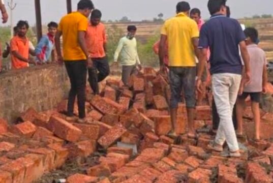 ಪುಣೆ: ದೇವಸ್ಥಾನದ ಕಾಂಪೌಂಡ್ ಗೋಡೆ ಕುಸಿದು ಸ್ಥಳದಲ್ಲೇ 6 ಮಂದಿ ಮೃತ್ಯು…!!