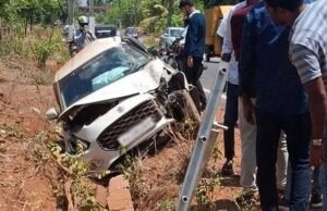 ಕಾರು ಹೈಟೆನ್ಷನ್ ವಿದ್ಯುತ್ ಕಂಬಕ್ಕೆ ಡಿಕ್ಕಿ, ಐವರು ಯುವಕರು ಅಪಾಯವಿಲ್ಲದೆ ಪಾರು