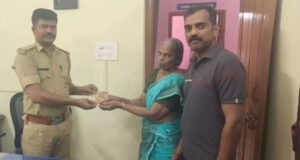 ಕೊಲ್ಲೂರು, : ಕಳವಾದ ಚಿನ್ನದ ಸರ : ಪರ್ಸನ್ನು ಎರಡೇ ಗಂಟೆಯಲ್ಲಿ ಪತ್ತೆಹಚ್ಚಿದ ಪೊಲೀಸರು…!!