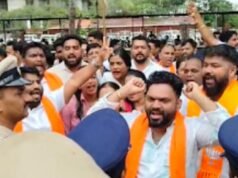 “ಗೋ ಬ್ಯಾಕ್ ಲಕ್ಷ್ಮೀ ಅಕ್ಕ” ಘೋಷಣೆ ಕೂಗಿ ಯುವ ಮೋರ್ಚಾ ಪ್ರತಿಭಟನೆ…!!