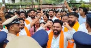 “ಗೋ ಬ್ಯಾಕ್ ಲಕ್ಷ್ಮೀ ಅಕ್ಕ” ಘೋಷಣೆ ಕೂಗಿ ಯುವ ಮೋರ್ಚಾ ಪ್ರತಿಭಟನೆ…!!