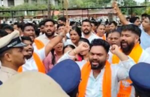 “ಗೋ ಬ್ಯಾಕ್ ಲಕ್ಷ್ಮೀ ಅಕ್ಕ” ಘೋಷಣೆ ಕೂಗಿ ಯುವ ಮೋರ್ಚಾ ಪ್ರತಿಭಟನೆ…!!