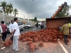 ಮೂಡುಬಿದಿರೆ : ಬನ್ನಡ್ಕದಲ್ಲಿ ಕಲ್ಲು ತುಂಬಿದ ಲಾರಿ ಪಲ್ಟಿ-ಗಾಯ…!