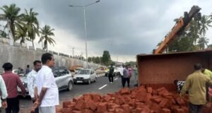 ಮೂಡುಬಿದಿರೆ : ಬನ್ನಡ್ಕದಲ್ಲಿ ಕಲ್ಲು ತುಂಬಿದ ಲಾರಿ ಪಲ್ಟಿ-ಗಾಯ…!