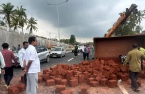 ಮೂಡುಬಿದಿರೆ : ಬನ್ನಡ್ಕದಲ್ಲಿ ಕಲ್ಲು ತುಂಬಿದ ಲಾರಿ ಪಲ್ಟಿ-ಗಾಯ…!