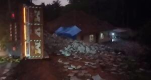 ಬಂಟ್ವಾಳ : ಇಂಟರ್ ಲಾಕ್ ಸಾಗಿಸುತ್ತಿದ್ದ ಲಾರಿ ಪಲ್ಟಿ…!!